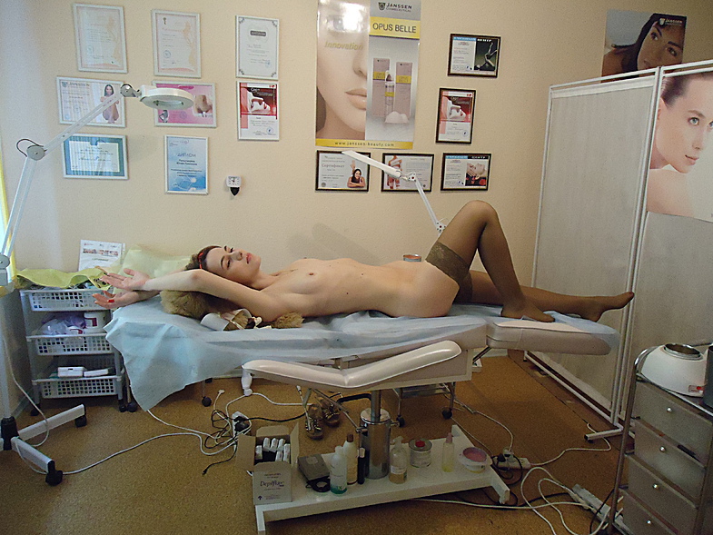 Худая массажистка скачет голышом на столе 14 фотография Худая массажистка скачет голышом на столе 14 фотография