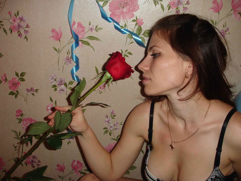 Сучка разделась и положила лепестки роз на пикантные места 4 фотография Сучка разделась и положила лепестки роз на пикантные места 4 фотография