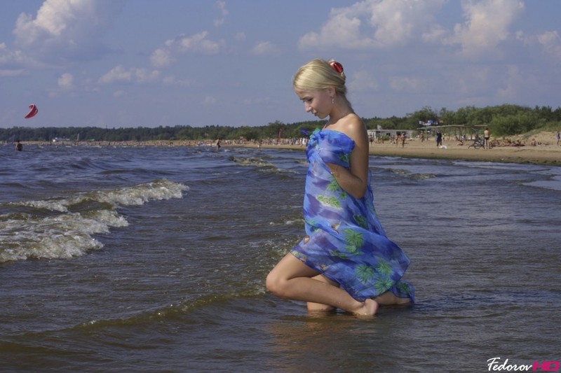 Робкая блондинка проветрила прелести на море 3 фотография Робкая блондинка проветрила прелести на море 3 фотография