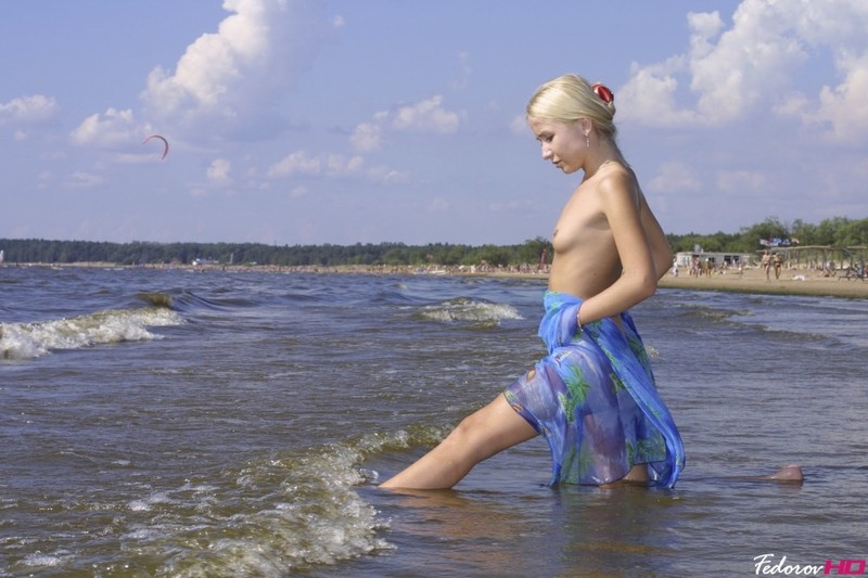 Робкая блондинка проветрила прелести на море 5 фотография Робкая блондинка проветрила прелести на море 5 фотография