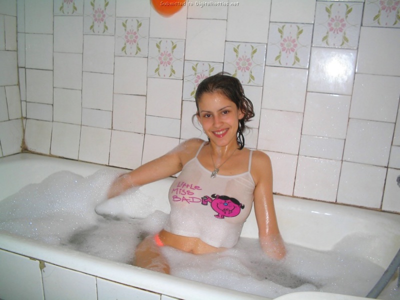 Пышногрудая стройняшка купается в ванной 5 фотография Пышногрудая стройняшка купается в ванной 5 фотография