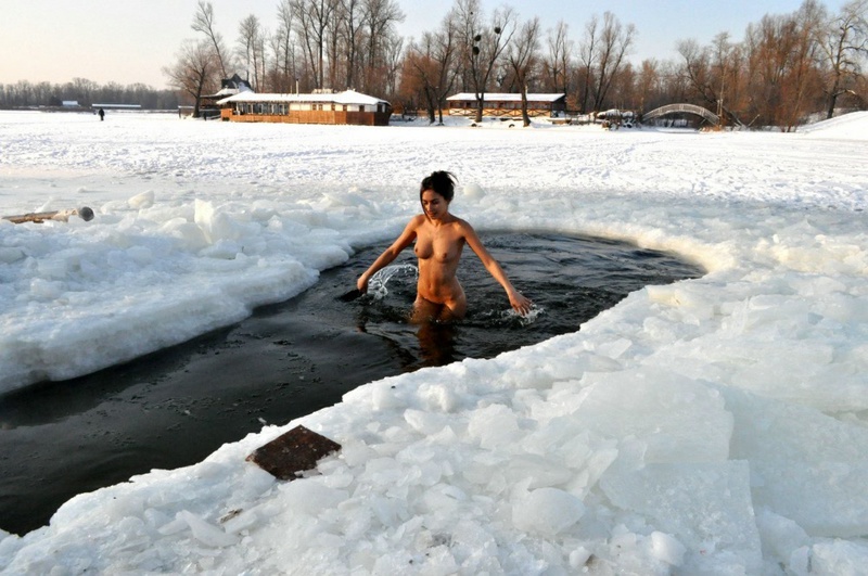 Морозостойкая Маринка гуляет голышом 3 фотография Морозостойкая Маринка гуляет голышом 3 фотография