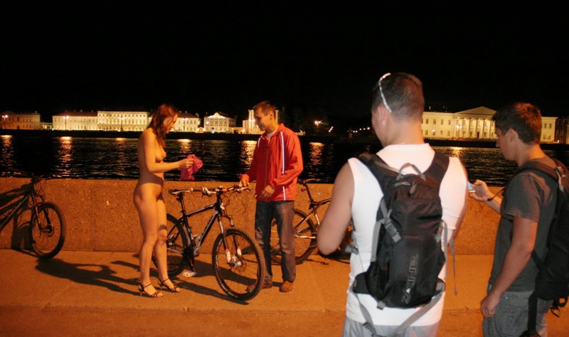 Задрала платье и похвасталась волосатой пилоткой 13 фотография Задрала платье и похвасталась волосатой пилоткой 13 фотография