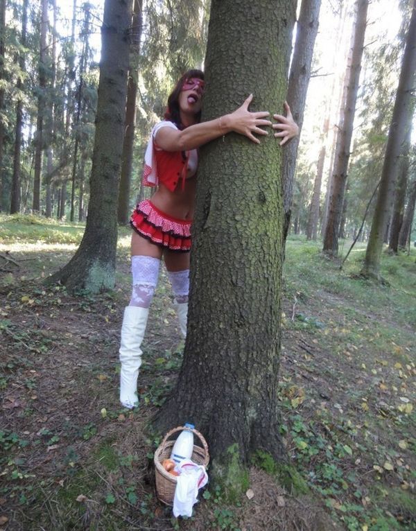 Страстная девушка в наряде красной шапочки 10 фотография Страстная девушка в наряде красной шапочки 10 фотография