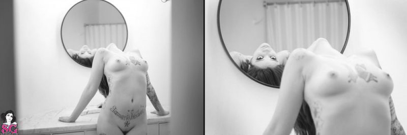 Красотка с татуировками голышом в ванной комнате 14 фотография Красотка с татуировками голышом в ванной комнате 14 фотография