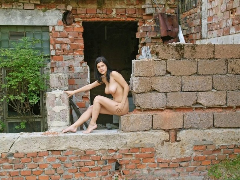 Брюнетка с волосатой киской прогуливается по руинам дома 17 фотография Брюнетка с волосатой киской прогуливается по руинам дома 17 фотография