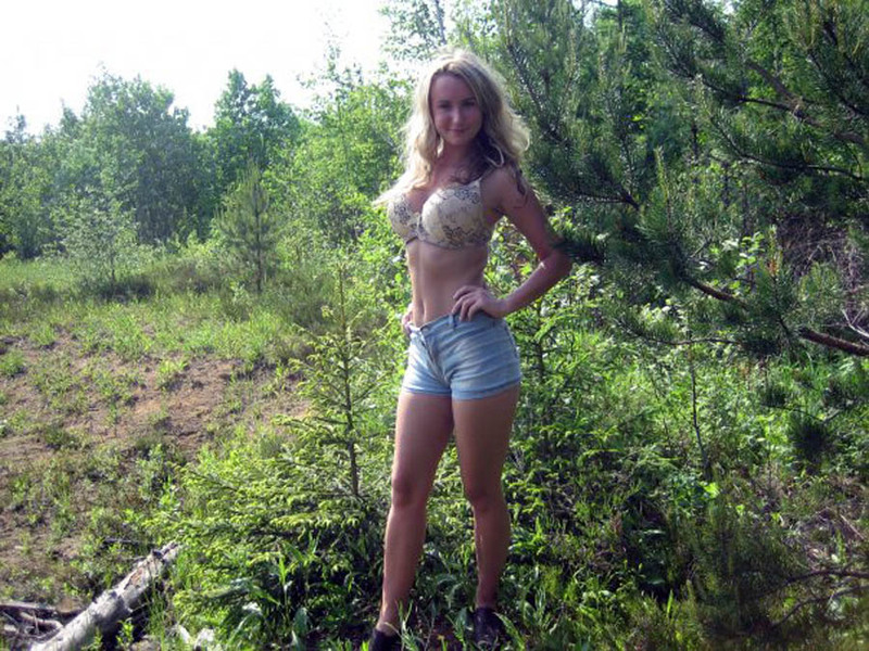 Сисястая модель выставляет свои прелести 4 фотография Сисястая модель выставляет свои прелести 4 фотография
