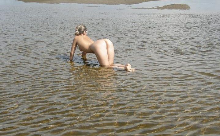 Обнаженная стерва встала у озера раком и раздвинула ягодицы 1 фотография Обнаженная стерва встала у озера раком и раздвинула ягодицы 1 фотография