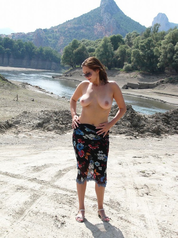 Привлекательная мамзель показала свои пикантные места 3 фотография Привлекательная мамзель показала свои пикантные места 3 фотография