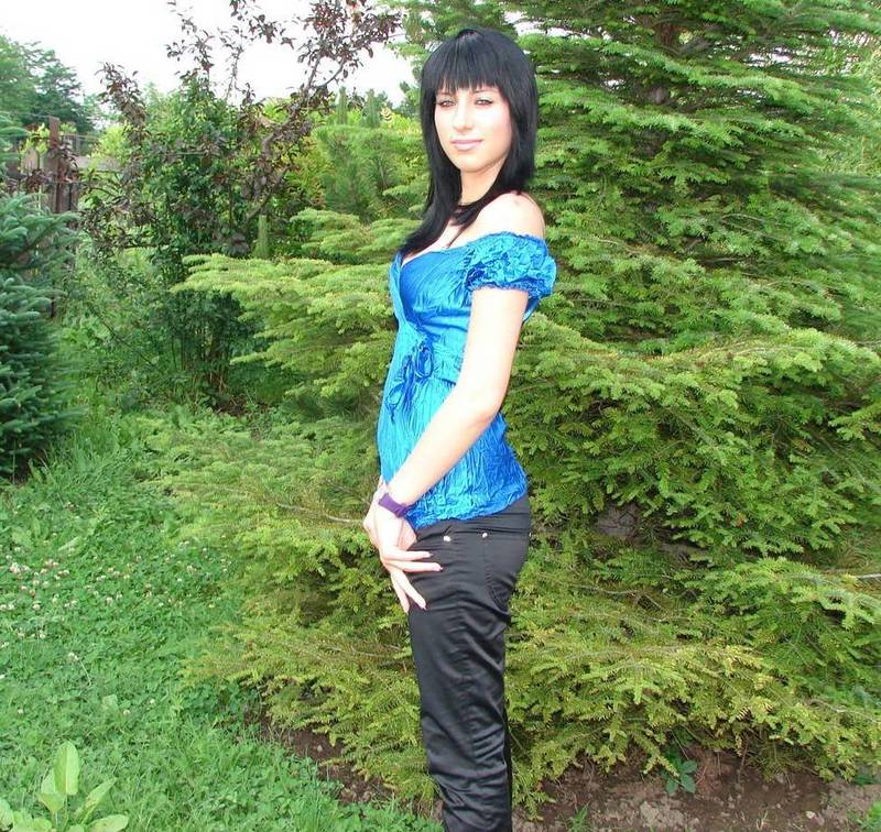 Безотказная сеньорита оголилась в парке на скамье 1 фотография Безотказная сеньорита оголилась в парке на скамье 1 фотография