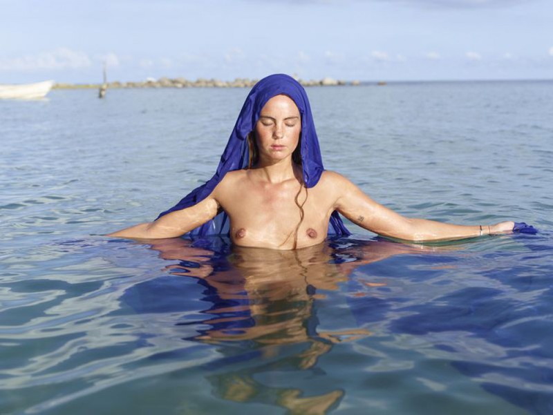Жгучая дама показала маленький бюст на море 8 фотография Жгучая дама показала маленький бюст на море 8 фотография