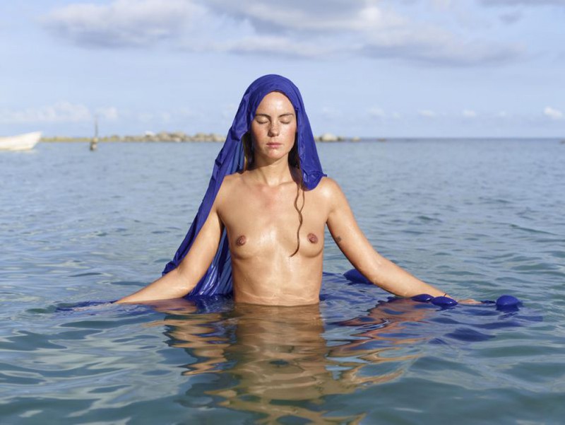 Жгучая дама показала маленький бюст на море 16 фотография Жгучая дама показала маленький бюст на море 16 фотография