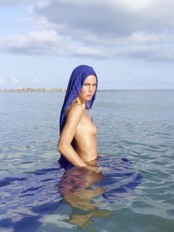 Жгучая дама показала маленький бюст на море 40 фотография Жгучая дама показала маленький бюст на море 40 фотография