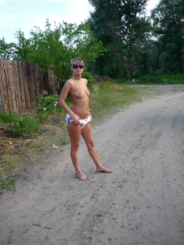 Загорелая молодуха прогуливается голой по улице 1 фотография Загорелая молодуха прогуливается голой по улице 1 фотография
