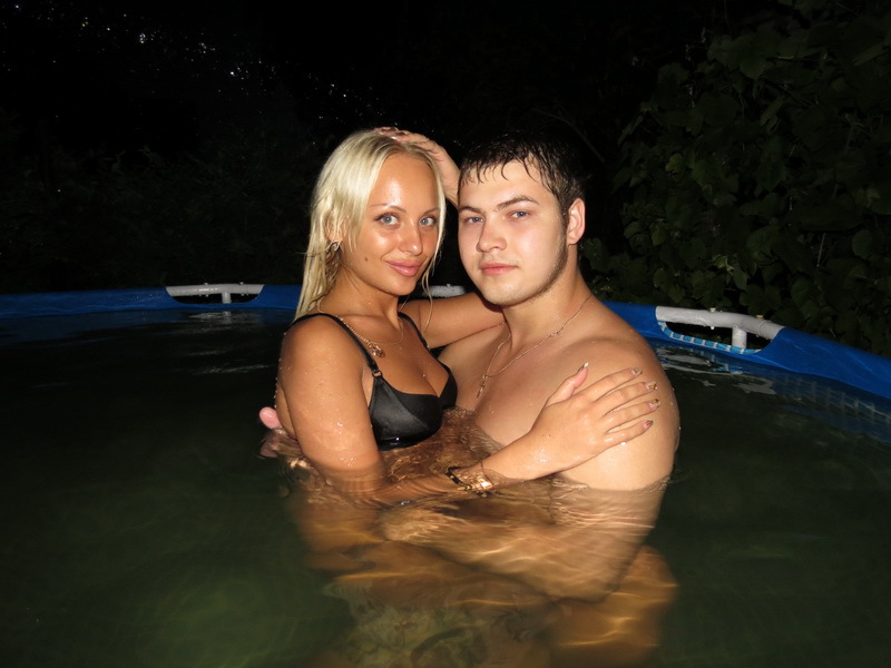 Влюбленная парочка забавляются в бассейне 18 фотография Влюбленная парочка забавляются в бассейне 18 фотография