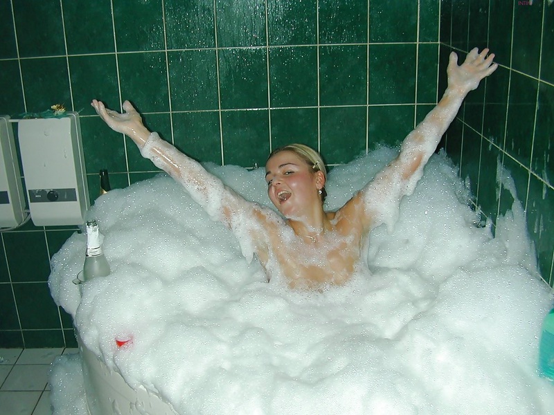 Выпившая барышня развлекается в ванной комнате 7 фотография Выпившая барышня развлекается в ванной комнате 7 фотография