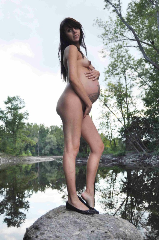 Беременная дрянь позирует для интимного журнала 15 фотография Беременная дрянь позирует для интимного журнала 15 фотография
