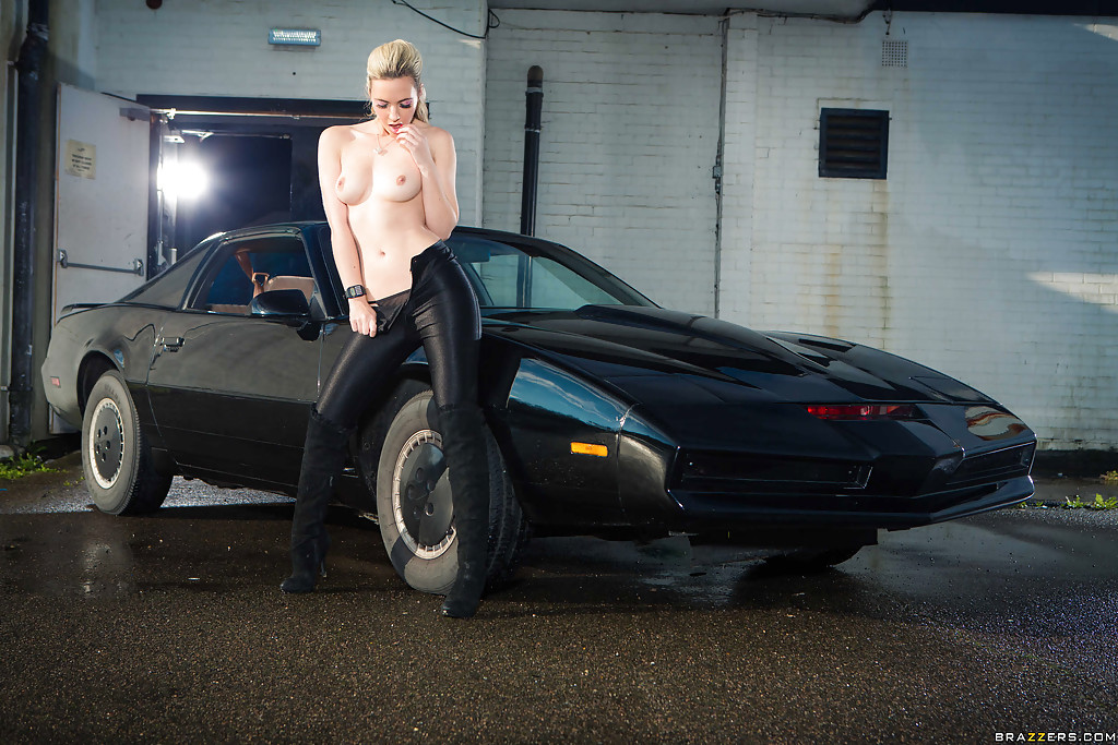 Игривая блондинка позирует голышом в дорогом автомобиля 5 фотография Игривая блондинка позирует голышом в дорогом автомобиля 5 фотография